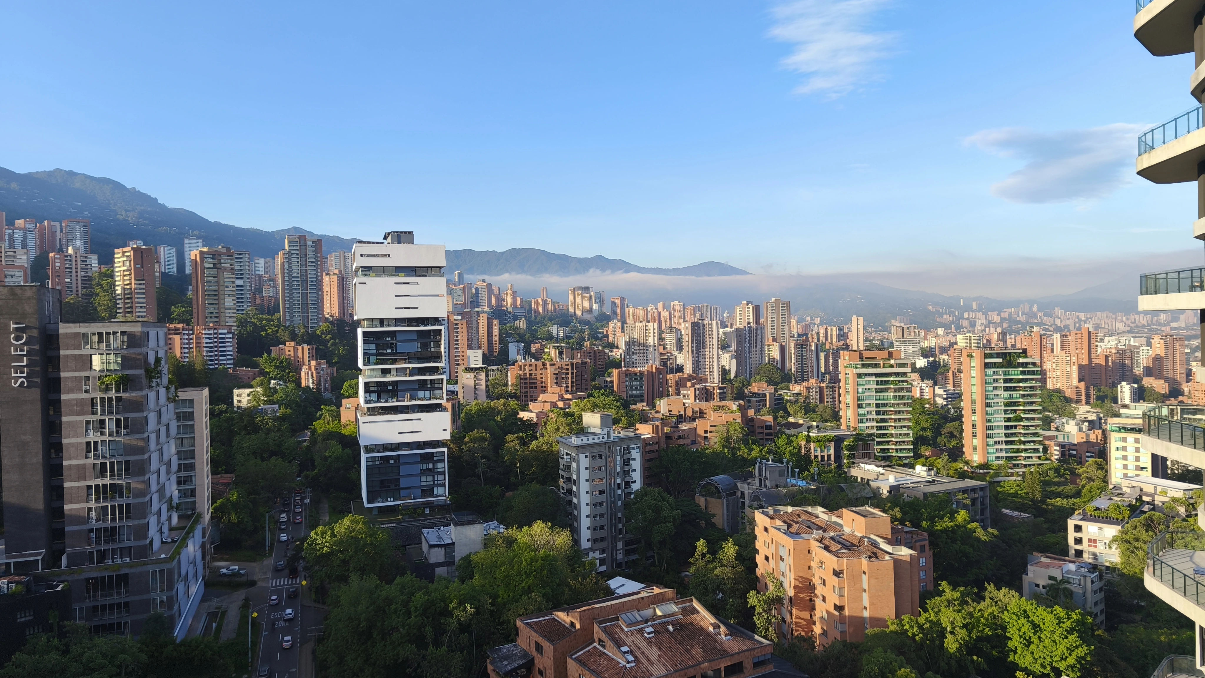 Imagen de una ciudad con edificios altos